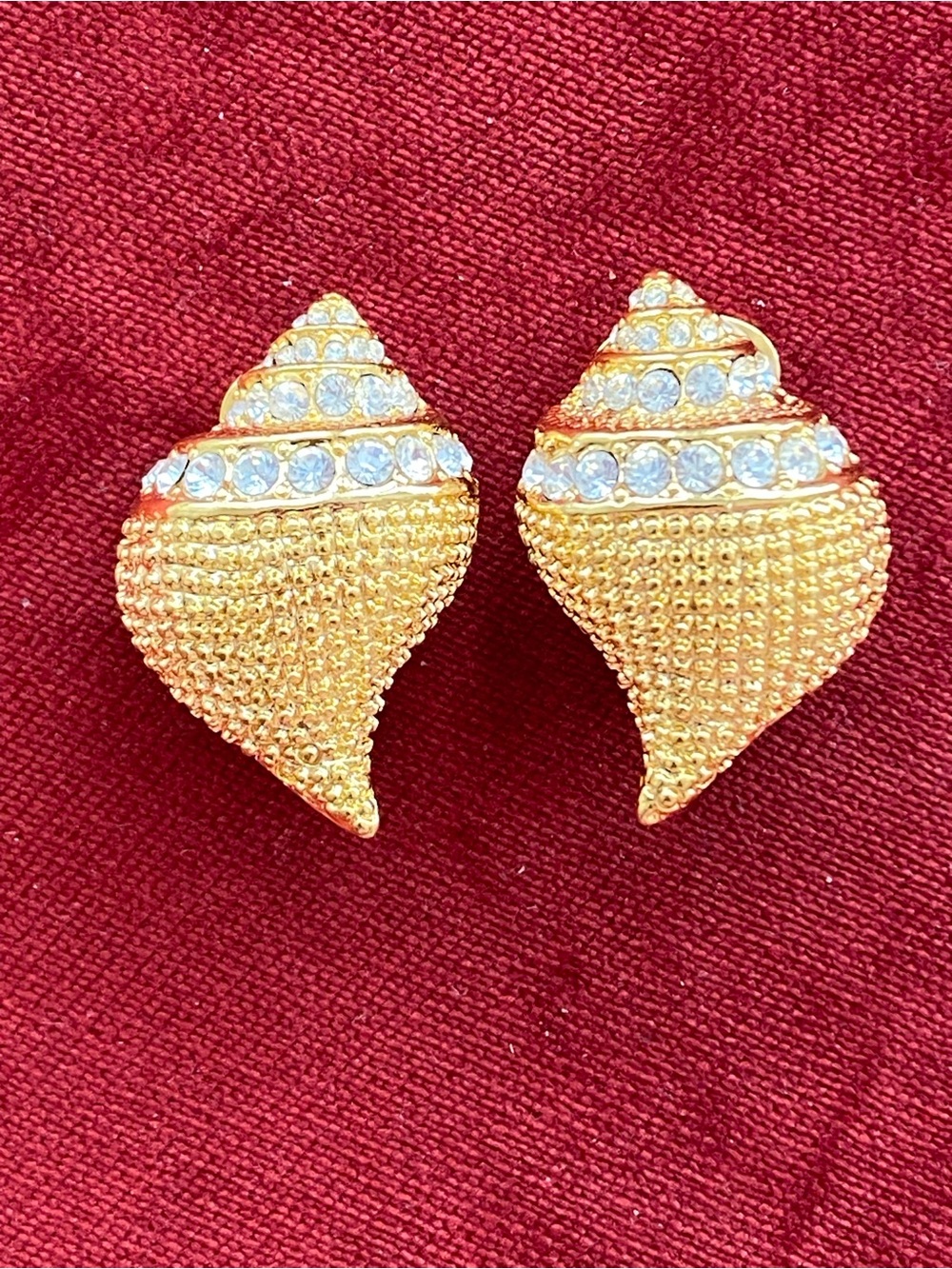 Vintage KJL  Kenneth Jay Lane Gold-Tone Shell Clip on Earrings - NEAR MINT